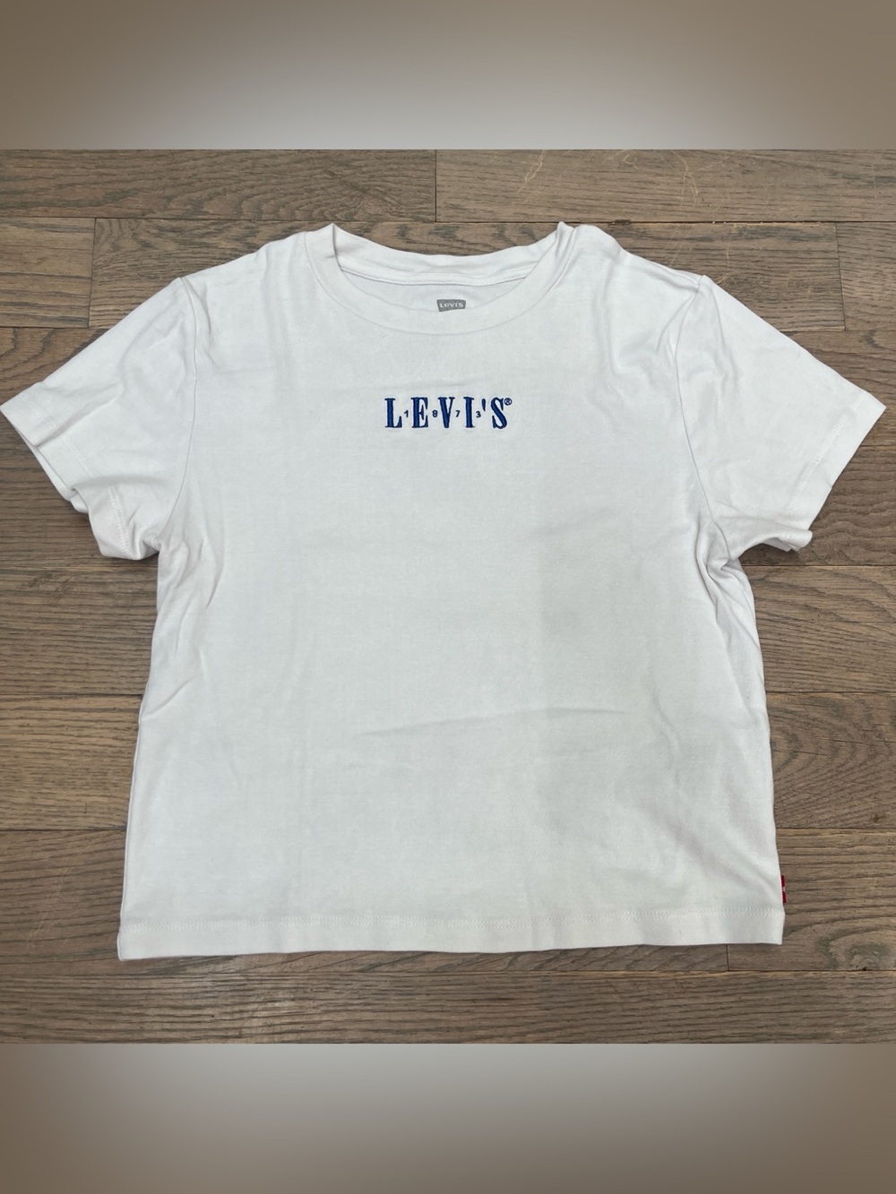 Levi’s white cropped tee